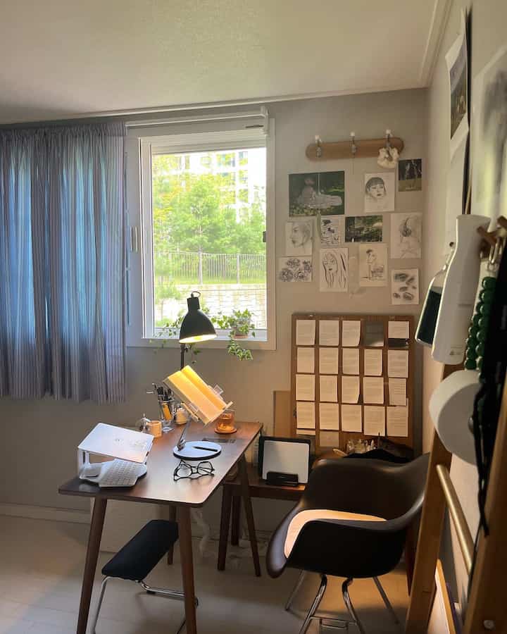 ナチュラルな木目調のホームオフィス、木製デスクとオフィスチェアが置かれた落ち着いた実用的なインテリア