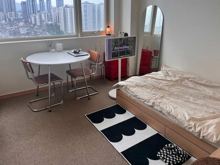 🇰🇷 ワンルームが大変身：木目調の床にタイルカーペットを施工🛠