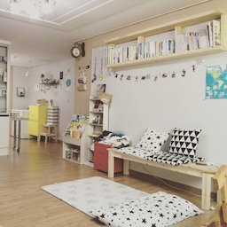 거실 끝에서 바라본 우리집 거실과 주방 전경입니다^^
쇼파를 놓으면 퍼지게 된다며 퍼지지 않으려고 조립한 우드벤치와
 CD를 전시해 놓은 CD장은 필웰 제품이구요.
약 3년전 첫째아들 돌 선물로 준비한 전면 책꽃이 위에 보이는 
고지서 꽃이는 남편이 자투리 나무로 만들어 달아준 것이고 
그 옆에 무지주 선반과 흔들목마는 남편이 만들어 준 솜씨예요!
그 아래엔 포켓포토를 이용해 휴대폰 사진을 인화해서 
아이들이 볼 수 있게 집에 남아있던 지끈과 
하트집게 색깔집게로 달아주었어요!
시계는 5년전 결혼선물로 받은 것인데 오년째 잘 쓰고 있네요!
이사준비로 리모델링을 하면서 새로 짰던 싱크대 앞 유리장에는 
어릴때부터 모아온 가수들의 음반들이 차곡차곡 정리되어 모여 있습니다!
멀리 주방에 보이는 노란 수납장과 거실의 빨간 서랍장은 마켓비 제품!
거실에 빨간 서랍장에는 윗칸에는 둘째 딸의 기저귀와 
아래에는 남편과 저의 양말 수납장으로 쓰고 있어요!
노란 수납장 옆에 스텝스툴은 
키가 작은 제가 싱크대 상부장에 있는 물건도 쉽게 꺼낼  수 있도록 
이케아 제품을 사서 조립했구요~
선반은 남편이 달아주었고 
빈티지 철재 잡지꼿이와 노란 수납장 위 원목 키친타올 걸이는 
문고리 닷컴에서 구매했네요^^
현재는 잡지꼿이 옆에 타공판도 달려있어요!
스텝스툴 위 페이퍼백에는 말린 
스타티스 드라이 플라워가 현재 꼿혀 있는데 
블로그 grow on you 분께 구입했어요!
그리고 선반 오른쪽으로 살포시 보이는 포스터들 중에 
하얀색에 녹색 포스터는 우리부부의 기념일이 새겨져 있구요^^
저희집에 모든 조명들은 남편과 제가 직접 골라 구매하고 
남편이 직접 달아주었는데요~!
주방과 뒷 테라스 보조주방 쪽에는 
하얀색과 빨간색의 주전자 조명을 달아 포인트를 주었답니다!
저만의 인테리어 감각과 남편의 솜씨가 뭍어있는 
우리집의 거실과 주방입니다^^