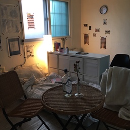 원룸에서 룸메이트랑 같이 살게 됐어요. 작은방을 화이트톤으로 넓어 보이게 하고 조명으로 아늑한 분위기를 연출했어요. 책장으로 침대2개를 분리해서 독립적인 공간을 만들었구요. 또 심심했던 벽을 포스터, 사진필름, 엽서들로 채웠어요. 