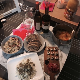 자취하고 친구들불러 홈파티했어요!
소소하지만 큰 행복입니다😊