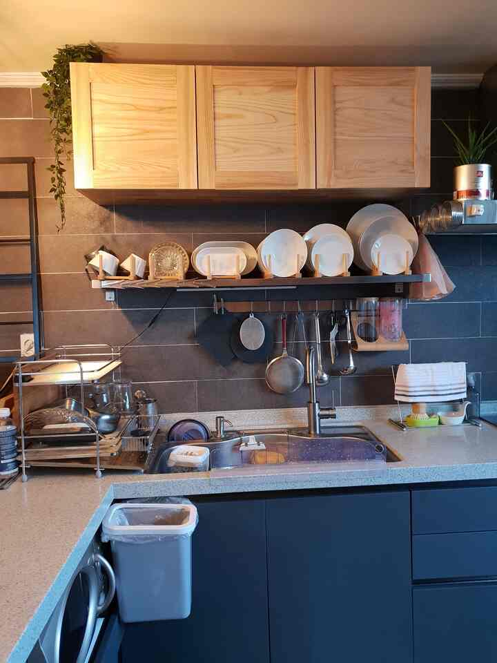 木目調と青色のキッチン、シンクと食器収納アイデアが印象的な整った空間