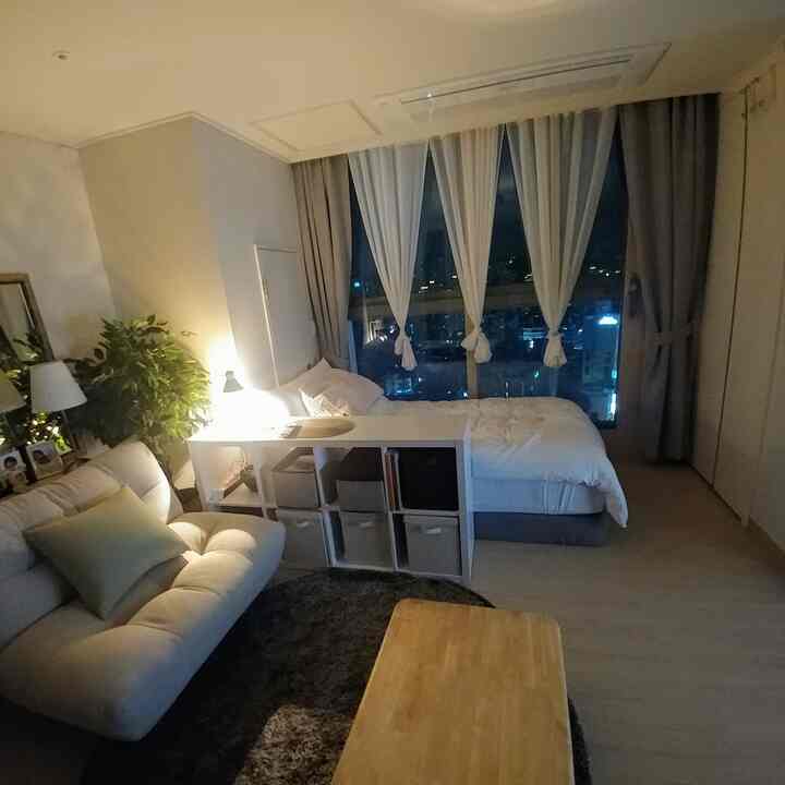 기분이나 계절에 따라 가구위치부터 침구컬라까지 변경하고 집꾸미는걸 어렸을때 부터 좋아했어요. 

이사온지 벌써 4개월이나 되가는데
아직도 정리가 다 안됐네요.

올여름에 두아이를 미국으로 보내고 기러기엄마가 되니까 많이 외로워요. 그동안 일도 너무 많이했는지 성대결절까지 와서 일도 못하고 집에서 쉬다보니 여기에 사진도 올릴수있는 기회도 생기네요. 

아직도 어떻게 하는지 잘몰라서 시간은 좀 걸리지만 재미있네요.
바쁘게 일하면서 쇼핑할시간이 전혀없었는데 우연히 알게된 오늘의집을 통해서 90% 이상 필요한 물건을 준비할수있었습니다.

한샘이나 IKEA를 좋아했는데 가격도 훨씬 저렴한게 많아서 놀랐어요. 또 다른분들 사진보면서 요즘은 센스있고 감각 좋은분들이 정말 많구나 느끼면서 많이 배우고 있습니다. 

정말 꼭 필요한것만 사려고 했고 기존에 있던것과 믹스엔 매치가 잘되야하니 제약이 좀 있긴 하지만 따뜻한 저만의 공간을 위해서 지금도 노력중입니다.^^