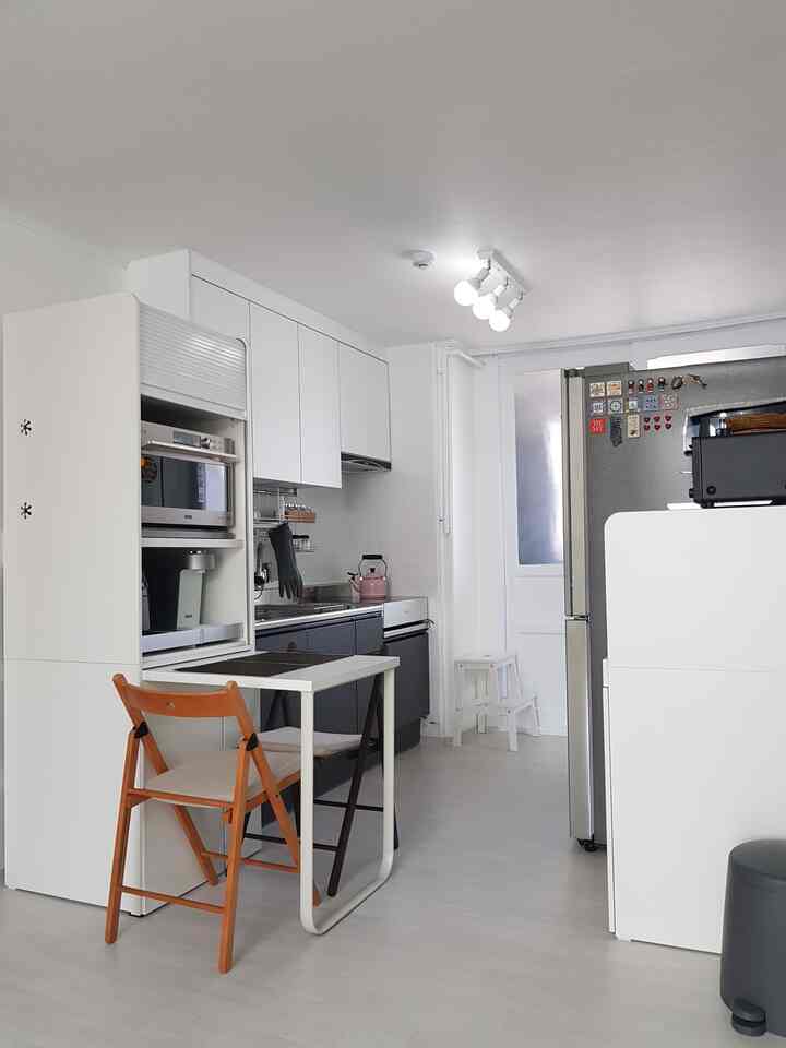 白とダークグレーのキッチン、コンパクトでシンプルな印象の空間