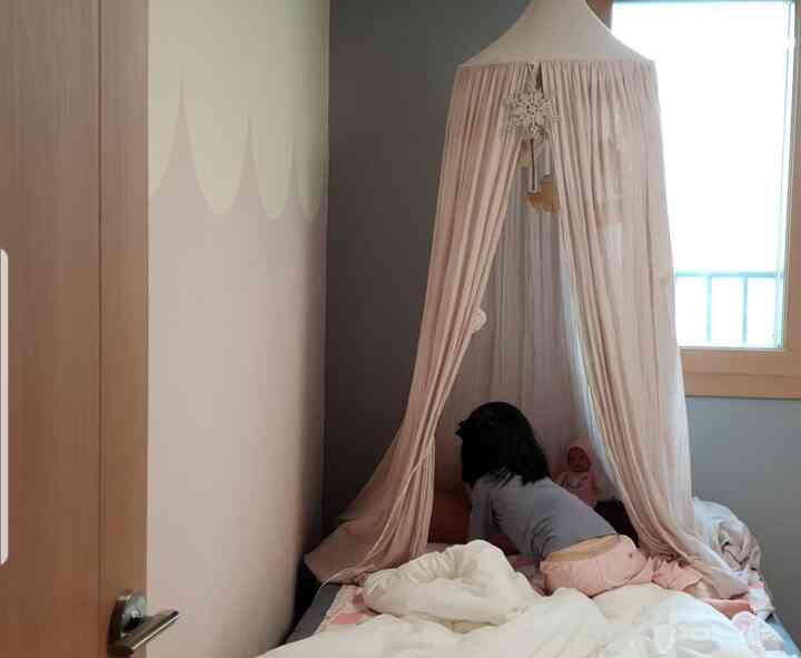 아이방이예요 심플하지만 볼륨감있게 표현하고 싶었어요. 도안및색깔선택 모두 셀프예요(의상전공하면서 인테리어에 관심있던 취미가 많은 도움이 됐어요)
캐노피도 그전 집에 있던거 단거예요
벤자민무어페인트 컬러는 달랐던거 같아요 벽지 색깔고려해서 페인팅 선정하세요:)