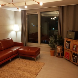 어두운 밤엔 조명으로 따뜻한 거실을 즐겨요. 원목가구와 자연소재 러그, 초록 식물, 블루투스 스피커는 최고의 조합이죠. 남편과 저 모두 티비를 보지 않는 편이라 티비는 따로 두지 않고 영화를 보고싶을 때는 프로젝터를 설치해 보고 있어요.