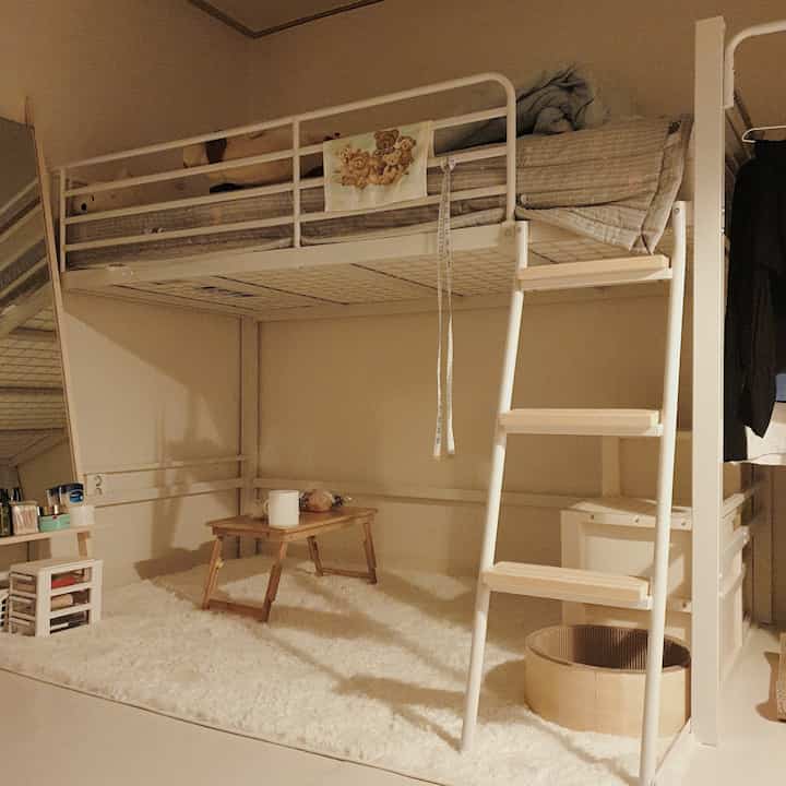 이사4일차 꾸민 방입니닷...!!🧸❤ 처음으로 방이 생겨서 아직 완성되진 않았지만 제 로망이였던 벙커침대...ㅜㅠㅠ 일반벙커보다 낮은 제품을 선택했습니다!  1층에서 좌식생활할때 더 아늑할 것 같아서요! ⚘아직 짐정리가 되지않아 지저분하지만 화이트+베이지+원목(우드)+포인트로 하늘색...!☁️ 깔끔하면서도 아늑하게 꾸미는게 목표입니당 🌛미완성방이지만 방꾸미는데에 조금이라도 참고가 될가 해서 올려봅니당! 
아직 커튼+책상+침구들은 못꾸몄지만..너무 맘에들어오옹 ㅠㅠㅠ💗1층에는 1인소파도 구매할 예정입니다 ! 😁