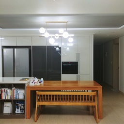 냉장고옆은 원래 김치냉장고 자리인데 저희집이 김치를 많이 안먹고 사먹어서 김치냉장고가 필요없네요. 그래서 인테리어 하시는분께 부탁드려서 문달고 안쪽엔 장을 짜넣었어요^^