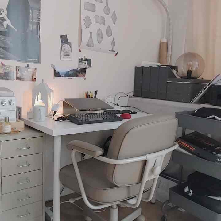 Bright white and beige toned home office space featuring an IKEA ALEFJÄLL chair and LINNMON desk, with a clean and natural atmosphere