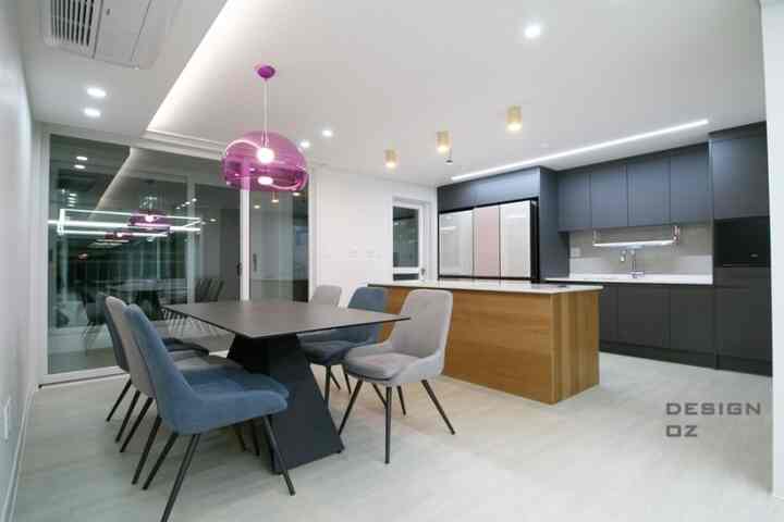 白い壁と天井、グレーのキッチンキャビネット、ライトブラウンのアイランドを備えたモダンな6畳ダイニングルーム