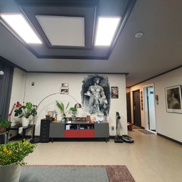 그림과 조각상에 관심이많아서 ^^
벽화 궁금해 하시는분이 계셔서 수정하려다가 다시올립니다 
   유럽여행하면서 모아온 그림을 인테리어 소품으로 ~~대신 하였네요 ^^