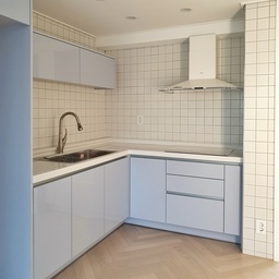 20년 된 아파트 막 리모델링이 끝나고 냉장고가 들어오기 전 조명도 켜지 않고 찍은 사진이예요! 