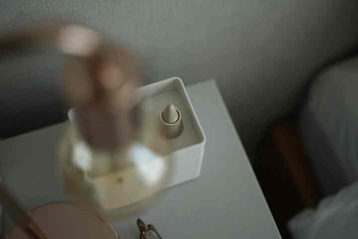 ホワイトトーンの寝室空間、ドレッサーの上にゴールドの指輪が置かれた雰囲気のあるインテリア