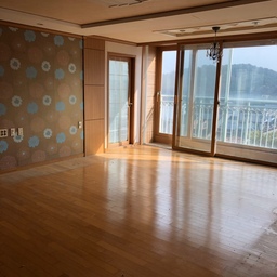거실공사전 모습입니다. 예전에 확장이 조금 이상하게 되어있어서 추가확장 및  샷시모두 철거후 전체 교체하였습니다.