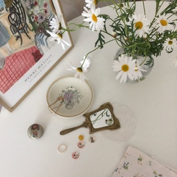 원형테이블에 마티스 액자와 예쁜 화병에 마가렛💓