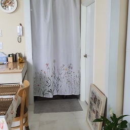 버터플라이 주문했었는데. 품절이라고 해서 이제품을 급변경해서 배송받자마자 설치했어요.
층고 330인데. 몰딩이며  이래저래해서 대충 끌리지 않고 괴안아요.
들어오자 마자 거실이 보이는게 풍수적으로 좋지않다고 해서 주문하기도 했고. 중문 설치하고 싶었는데. 비용도 그러코해서 ... 아무튼 굿굿^^
사계절 봄 분위기 날꺼같네요 ㅎㅎ