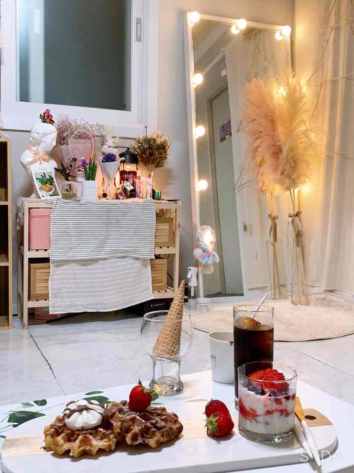 Natural tone living room featuring a large full-length mirror and natural decor elements creating a cozy home cafe atmosphere