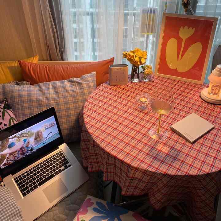 赤と黄色のチェック模様のテーブルクロスとクッションがあるコンパクトなおうちカフェ空間