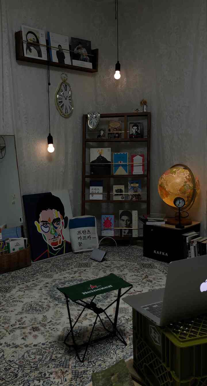 Cozy living room with vintage rug, wooden bookshelf and ambient lighting, creating a warm reading and home office atmosphere