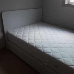 침대 처음 왔을때 사진 이에용
배송도 완전 느린편은 아녔고 설치기사님이 빠르게 해주셨어요
침대는 헤드 있고, 서랍 3개와 벙커수납이 있는 침대에요