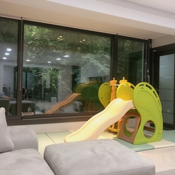 거실 확장 부분에 우리 아이 놀수 있는 공간을 만들어 주었어요
1층이라 거실밖은 비에 젖은 이쁜 나무잎들이 울창하답니다.