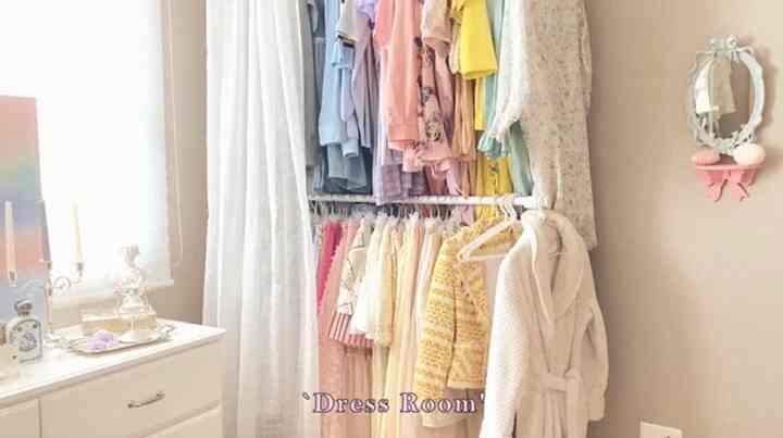 白とベージュの色調のウォークインクローゼット、洋服ラックとチェストが配置された柔らかいフレンチスタイルの印象的な空間