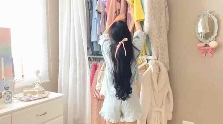 明るいベージュの壁と白い家具が配置された子供部屋、衣類ラックと化粧台のある落ち着いた空間