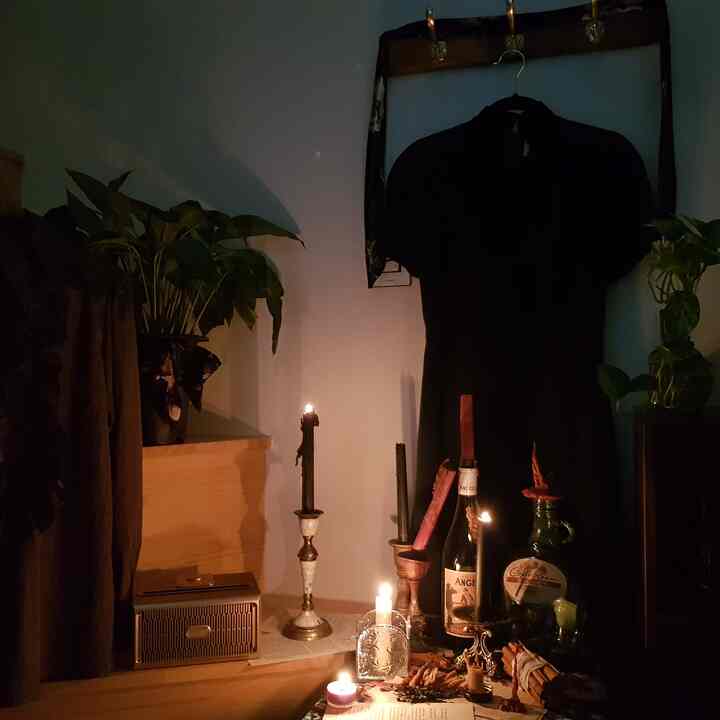 힘든 출퇴근으로 8개월을 고민하다가 드디어 이사를 결정했다.

곧 떠날 공간이라는 것이 마음을 저릿하게 만든다.