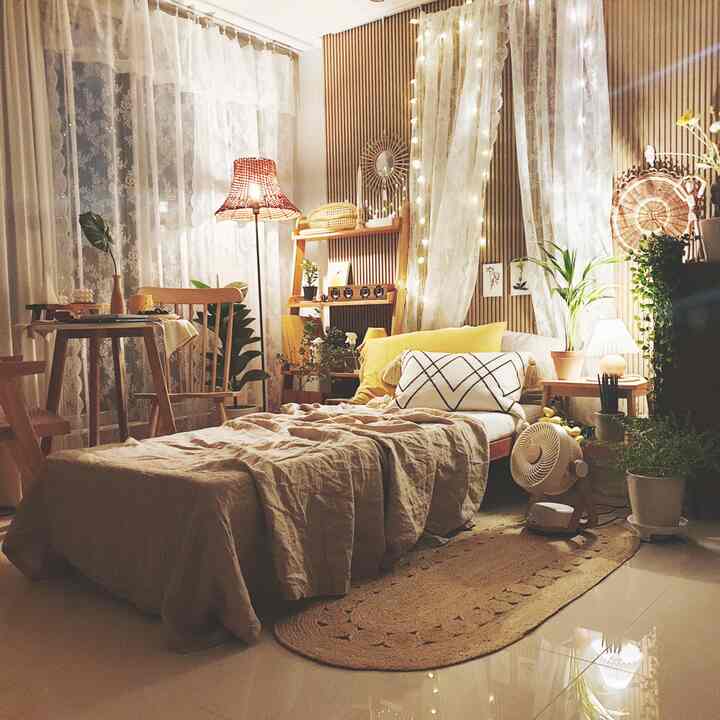 暖かいベージュと木目調の寝室空間、ラタン照明と植物が調和した居心地の良いナチュラルなインテリア