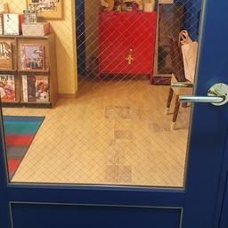 집 인테리어는 반셀프로 한다지만 중문은 절대 좋은 것으로 달아야 겠다 생각했었는데 드디어 상담받고 시공을 완료했네요. ㅎㅎ 상담부터 견적, 공사까지 약속된 시간에 딱 맞추어 이루어졌어요. 무엇보다 집에 주로 어머니가 계셔서 어머니 통해 작업이 이루어졌는데 꼼꼼하게 알려주셔서 어머니도 대만족하셨습니다~ 집이 엔틱 풍이고 문을 클래식 블루로 칠했었어서 여닫이에 코발트 블루, 망입 유리로 설치했는데 집이 한층 고급스러워 졌어요. 가격도 합리적이고 만족합니다.