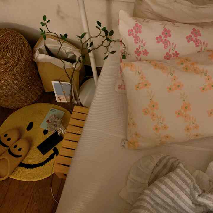 따뜻한 톤의 조명과 함께 편안한 침실로 꾸미고 싶었어요