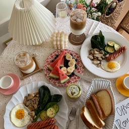 요리를 좋아하고 예쁘게 차려먹는 것을 좋아하는 주부예요.
그래서 테이블데코에도 관심이 많아요.
요즘은 레트로 무드가 좋아서 그런 무드의 접시와 컵, 테이블보 등
소품 구입하는 것을 매우 좋아합니다.
어느 주말 아침의 홈브런치인데요. 
아이가 있어 외식을 자주 하지 못해 주말에 한번씩 기분 내보곤 해요. 
.
instagram_ @miflower_