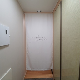 원룸에 중문을 달기엔 부담스럽고, 
훤히보이는 방은 가리고 싶었는데 
이제 자랑하고싶은 현관
