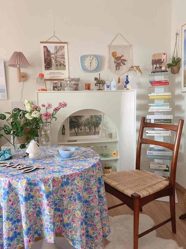 침대 옆으로 책도 보고 차도 마실수 있는 공간을 만들어봤어요 💓