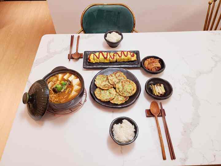 대리석 식탁은 관리가 힘들고
세라믹 식탁은 너무 편해요😄

오랜만에 뚝배기로 찌개를 끓였는데
밥 다먹을때까지 따끈한게 
이래서 뚝배기요리를 하나봐요👍