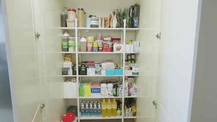 白を基調としたパントリー内部、ジョイン1600の5段シェルフに食品やキッチン用品が整然と配置された雰囲気のあるインテリア