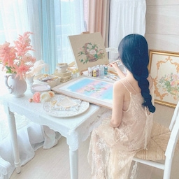 해가 잘 드는 어느 오후.
내가 작업한 그림들에 쌓여, 
또 다른 그림 작업하기🌸 
✿ INSTAGRAM : @fleur__belle
✿ YOUTUBE: 살롱드화