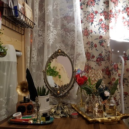 제가 가장 좋아하는 공간이에요. 열심히 돈 모아서 더 많은 소품들 사는게 꿈...이네요^0^
제 방은 1.7평으로 좁아서 2층침대 사용중이에요