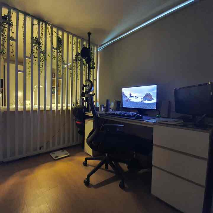 Warm wood tones and white harmonize in an 8-pyeong studio study featuring a compact workspace optimized for work and gaming paths