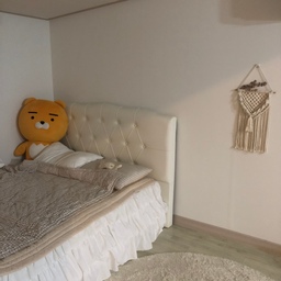 제가 제일 좋아하는 침실😊
침실은 최소한의 가구로 깔끔하게 꾸미는게 가장 이쁜 거 같아요!
포근한 느낌을 주기 위해 마크라매랑 화이트&베이지 침구와 러그로 꾸며보았어요^^