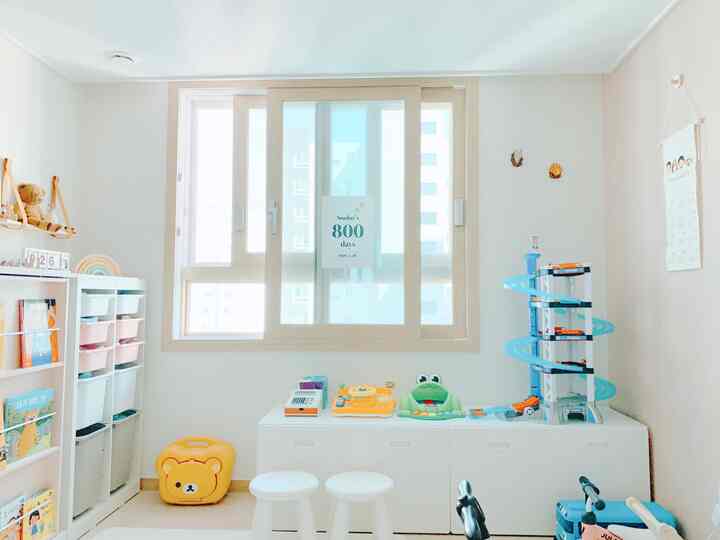 白を基調とした子供部屋、イケアの収納棚と整理された子供のおもちゃが配置された明るく清潔なインテリア