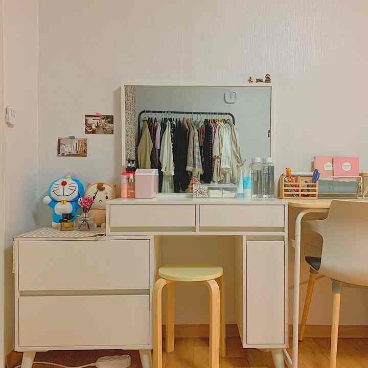 白と木目調が調和したワンルームの化粧台空間。収納付き化粧台とスツール、デスクが落ち着いた雰囲気を演出。