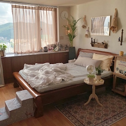 가을맞이 새단장 해봤어요🤎!
전체적으로 톤다운하고 제가 좋아하는 색감 가득 ´▽`🤍
원래 레이스 커튼이었는데 너무 햇빛을 가려주지 못해서 적당한 조도를 만들어주는 린넨 커튼으로 바꿔주었어요 
아주 만족입니다☺️