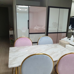 주방인테리어가 어두운색상이라 삼성비스포크냉장고 조합으로 구입했어요! 주방분위기가 확살아나요^^  식탁테이블도 냉장고랑 어울리는 디자인으로 골랐어요