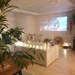 사회적 거리두기! 실천중인 우리집~~~🏠
불금엔, 집콕하며 홈무비~📽