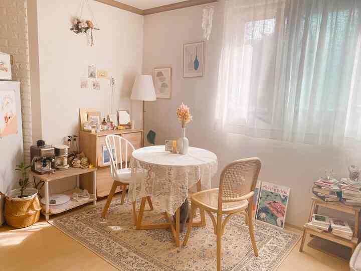 ナチュラルカラーの小さなおうちカフェ、木目調家具とコーヒーマシン、隠れる猫がいる暖かく居心地の良いインテリア