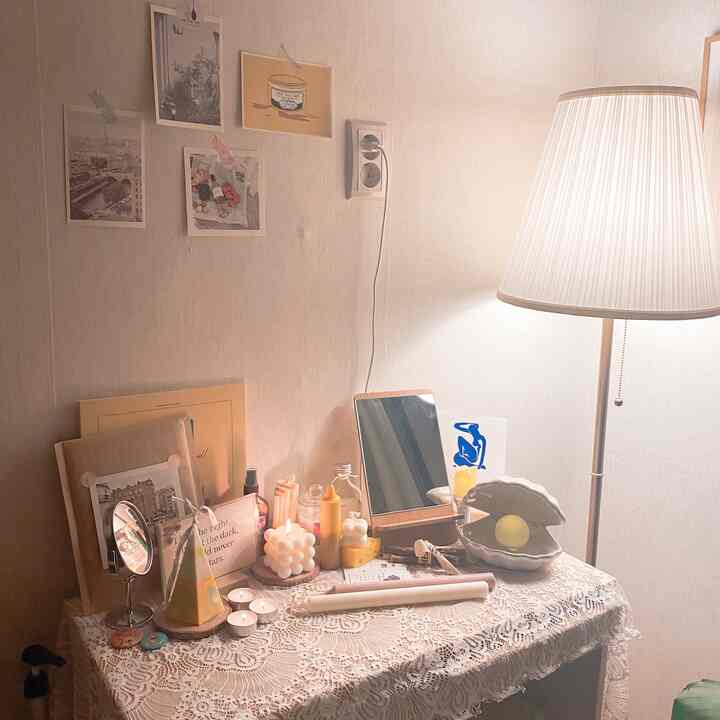 暖かみのあるブラウンとベージュの色調が特徴の部屋、木製チェストの上にキャンドルやインテリア小物が配置された雰囲気ある空間