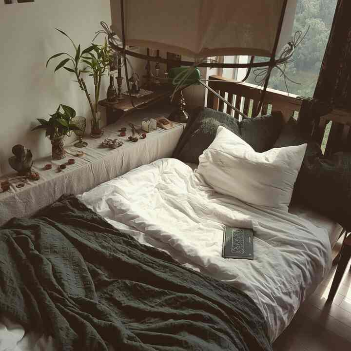 ホワイトとグリーンのトーンの寝室、木製ベッドと植物が配置された自然な雰囲気のある印象的な空間