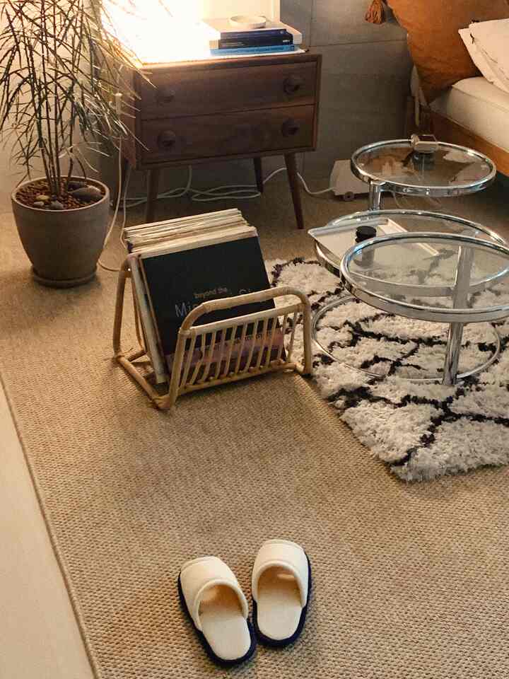 ナチュラルな木目調家具とベージュのラグが配置された居心地の良いリビングスペース