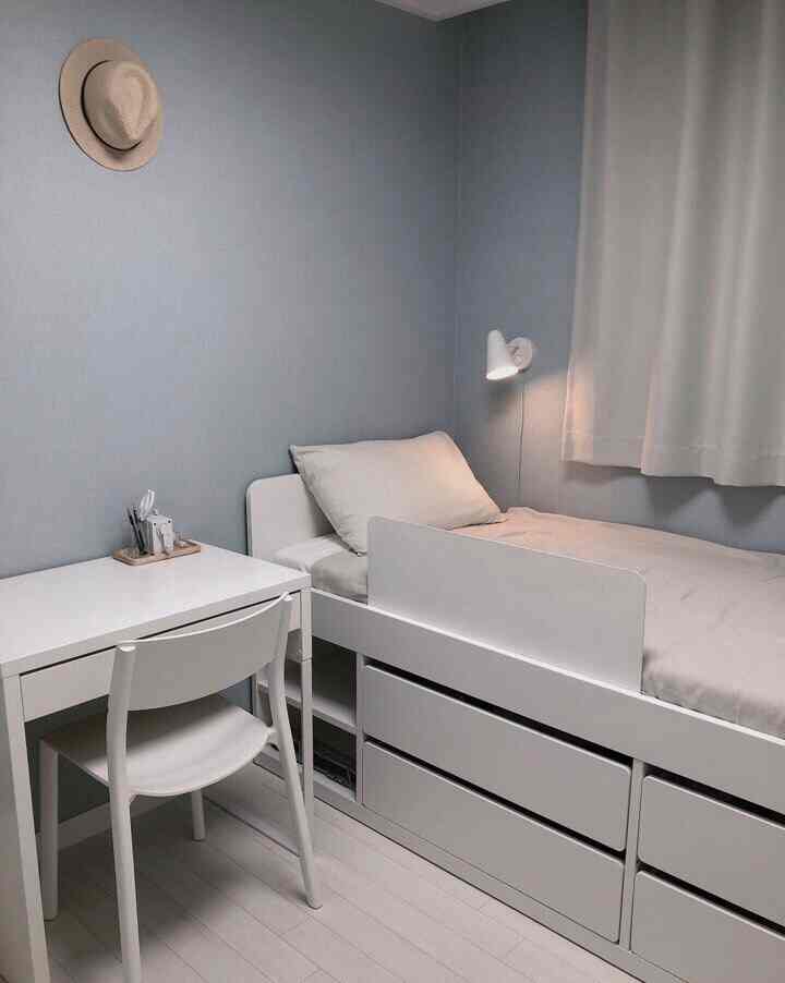 ホワイト家具とブルーの壁が調和した子供部屋、シンプルでミニマルな雰囲気の狭い空間